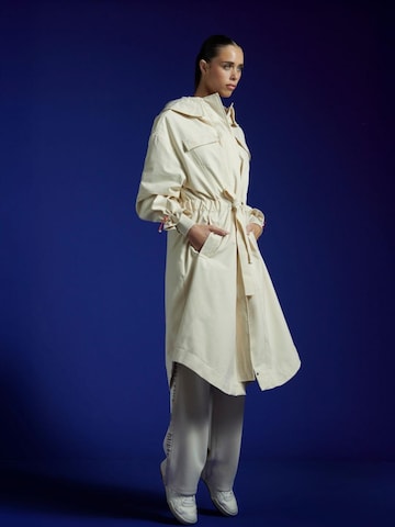 GUESS Loosefit Housut värissä beige: etupuoli