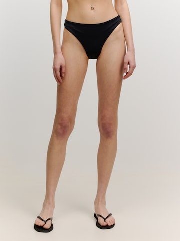 EDITED Bikini hlačke 'Ike' | črna barva: sprednja stran