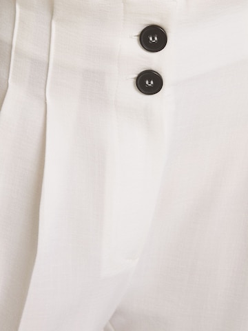 Bershka Zvonové kalhoty Kalhoty se sklady v pase – bílá