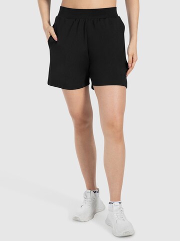 Smilodox Regular Shorts with Pockets ' Corry ' in Schwarz: Vorderseite