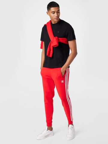 Effilé Pantalon ADIDAS ORIGINALS en rouge