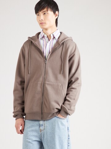 ABOUT YOU - Sudadera con cremallera 'Gino' en marrón