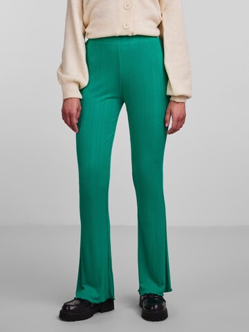 Flared Pantaloni 'Jasmin' di PIECES in verde: frontale