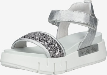 Sandalo con cinturino di Nero Giardini in argento: frontale