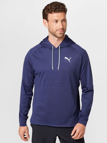 Sweat de sport PUMA en bleu : devant