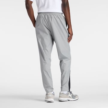 Effilé Pantalon new balance en gris