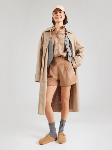 smėlio ABOUT YOU Standartinis Klostuotos kelnės 'Hedda'