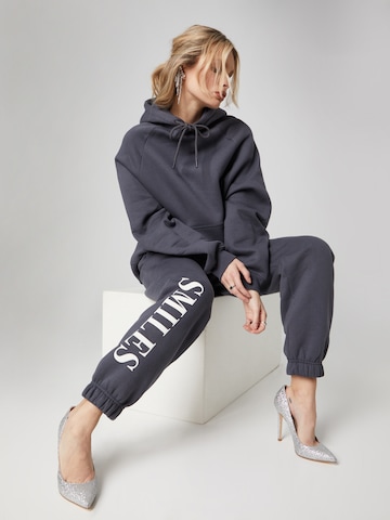 Sweat-shirt 'Finn' Smiles en gris