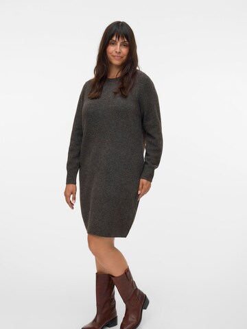 Vero Moda Curve - Vestido de punto 'VMCBoom' en marrón: frente
