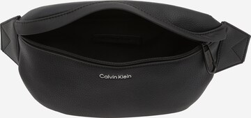 Calvin Klein Bæltetaske 'MUST' i sort