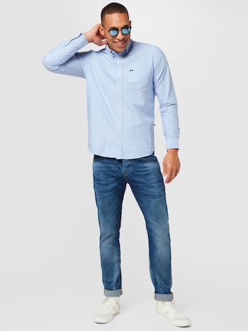 minimum جينز مضبوط قميص 'CHARMING' بلون أزرق