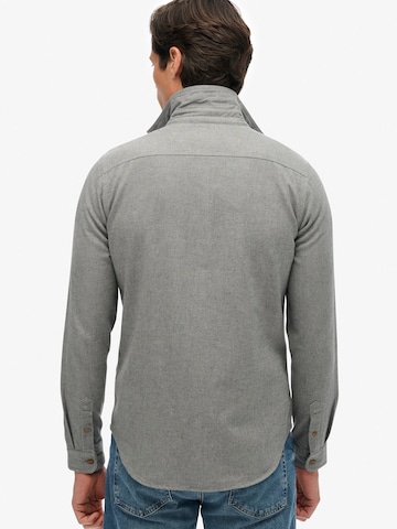 Superdry - Ajuste regular Camisa en gris