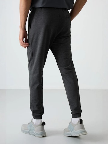 regular Pantaloni sportivi di Tommy Life in grigio
