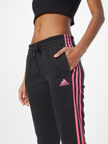 ADIDAS SPORTSWEAR Tapered Παντελόνι φόρμας 'Essentials Fleece 3-Stripes' σε μαύρο