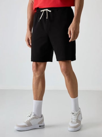 Tommy Life Shorts in Schwarz: Vorderseite