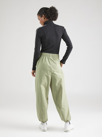 Tapered Pantaloni de la Nike Sportswear pe verde