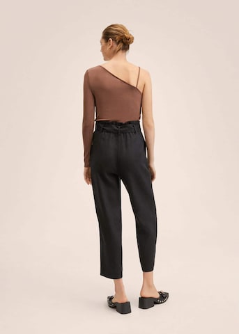 Regular Pantalon à pince 'Ampabelt' MANGO en noir