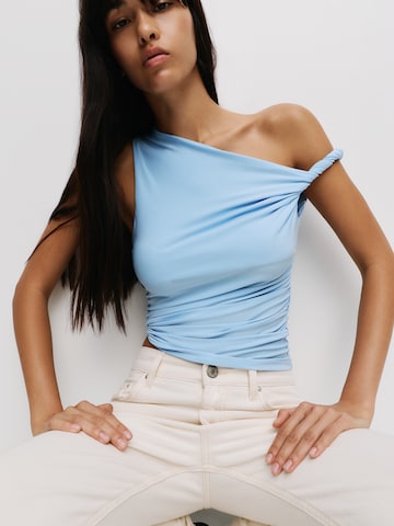Top de la Pull&Bear pe albastru: față