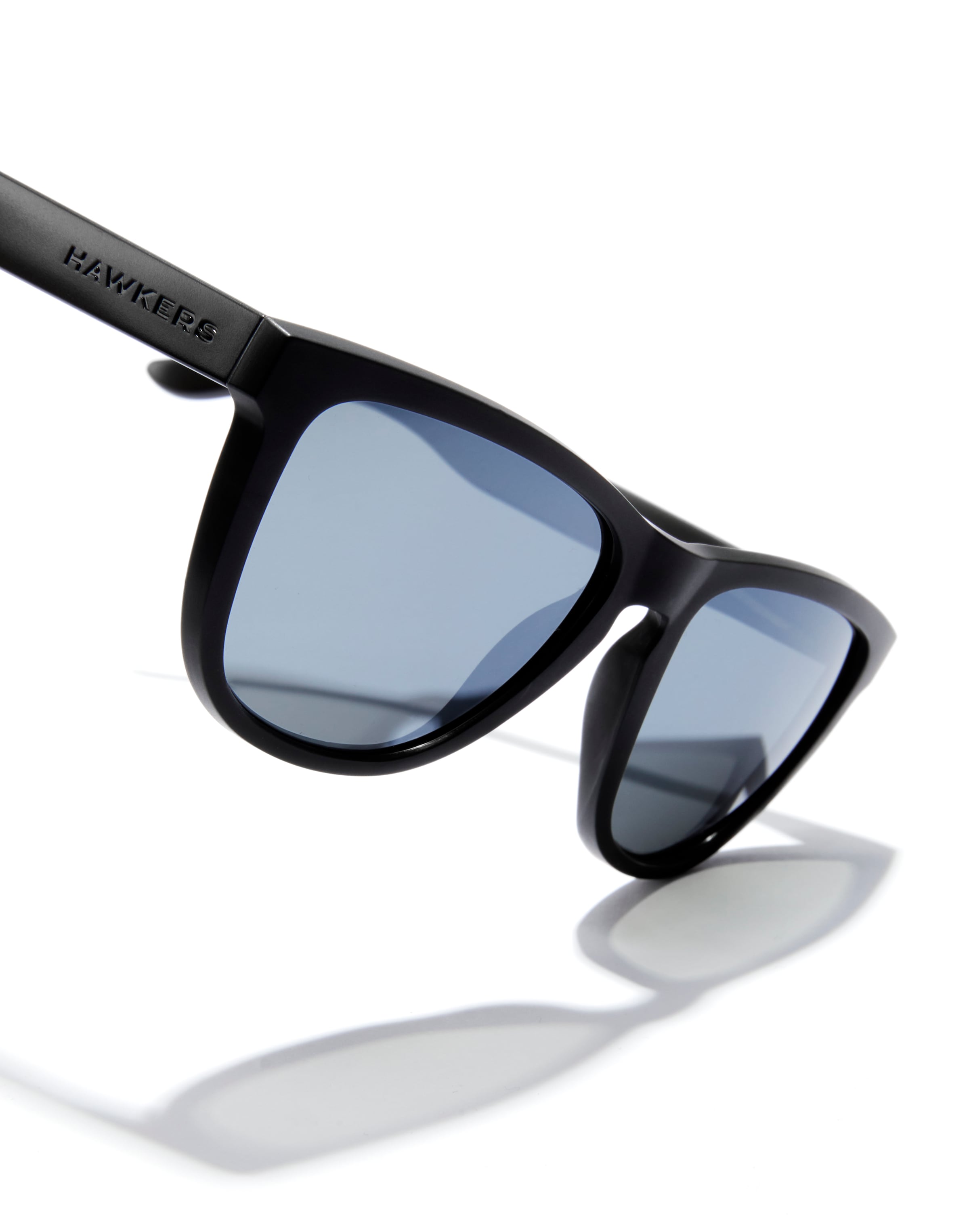 HAWKERS Aurinkolasit 'One Raw' värissä musta