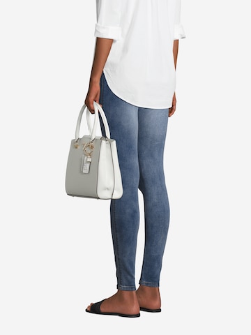 GUESS Дамска чанта 'Noelle' в бяло
