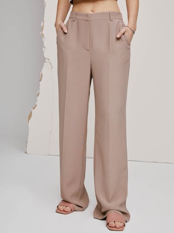 A LOT LESS Pleat-Front Pants 'Daliah' in Brown: front
