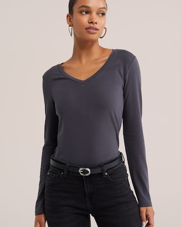 Tricou de la WE Fashion pe gri: față