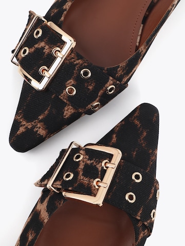 Pumps de la Lola Casademunt pe maro