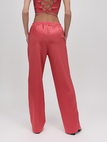 Wide leg Pantaloni 'BOSSY' di UNFOLLOWED x ABOUT YOU in rosso: dietro