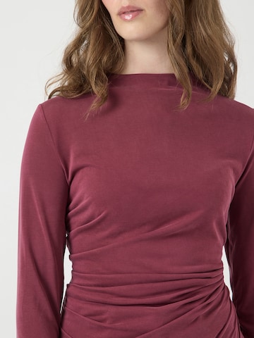 Tricou 'YASLYSA' de la YAS pe roșu
