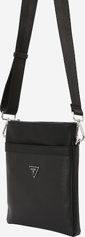 GUESS Чанта за през рамо тип преметка в черно: отпред