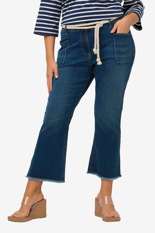 Ulla Popken Flared Jeans in Blauw: voorkant