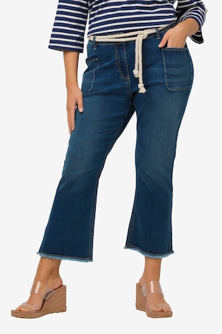 Ulla Popken Flared Jeans in Blauw: voorkant