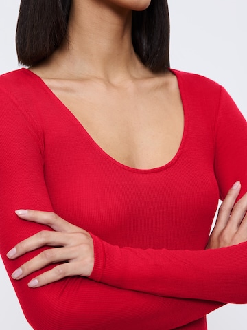 TRIUMPH Shirt ' Beauty Layers Top Scoop Neck ' in Rood
