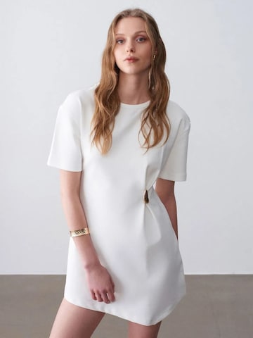 Dilvin Dress in White: front