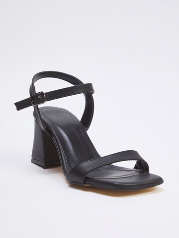 Sandalo con cinturino di Trendyol in nero: frontale