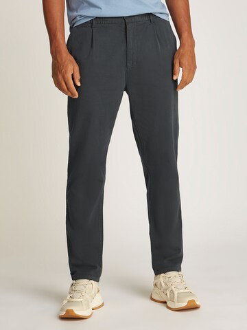 Tapered Pantaloni con pieghe 'Isaac' di Tommy Jeans in grigio: frontale