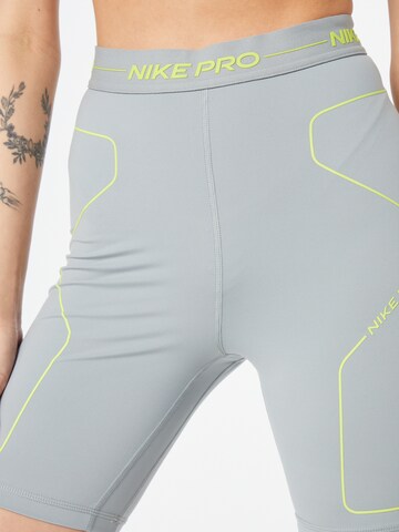 NIKE Skinny Sportshorts in Grau