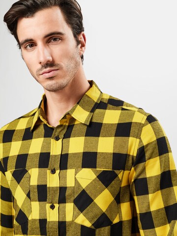 Regular fit Camicia di Urban Classics in giallo