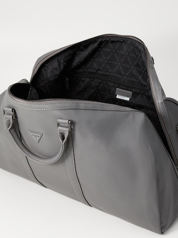 GUESS Τσάντα σαββατοκύριακου 'MILANO' σε γκρι: κορυφή