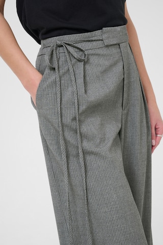 Kaffe - Pierna ancha Pantalón plisado 'KAEllie' en gris
