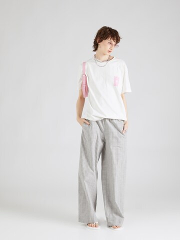 Tricou 'Boyfriend T-Shirt Off White Breezy' de la OH APRIL pe alb