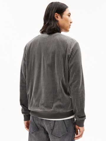 ARMEDANGELS Trui ' BENJAARO CORDUROY ' in Zwart