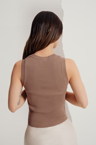 A LOT LESS Knitted Top 'Maxi' in Brown