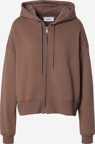 everly® - Sudadera con cremallera en marrón: frente