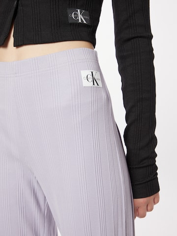 Loosefit Pantaloni di Calvin Klein Jeans in lilla