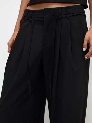 Loosefit Pantaloni con pieghe di Pull&Bear in nero