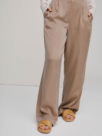 A LOT LESS Wide leg Pleat-Front Pants 'Florentina' in Brown: front