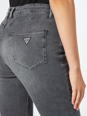 Skinny Jeans di GUESS in grigio