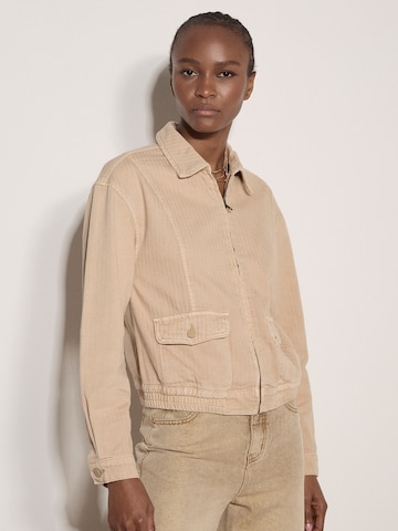 Veste bavaroise ' ' Apricot en beige : devant