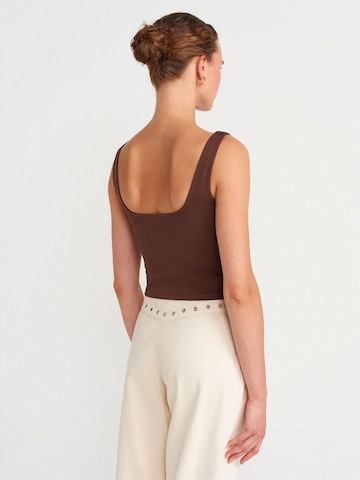 Dilvin - Blusa em castanho